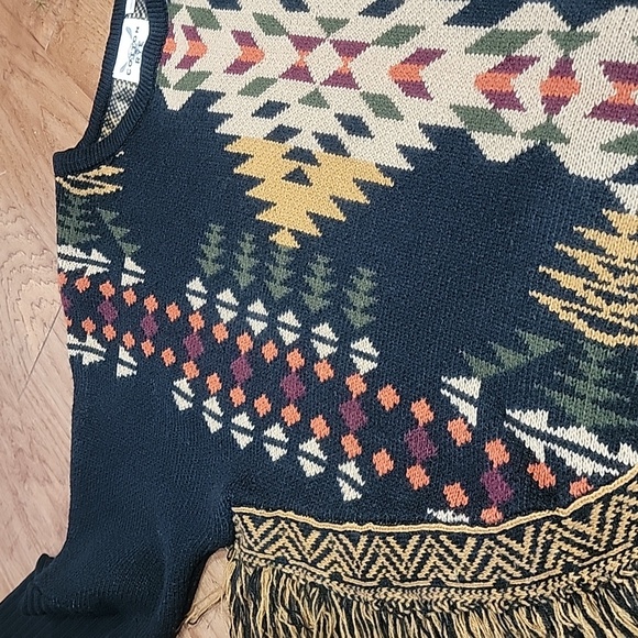 Cotton & Rye Reno Fringe Poncho w/ Sleeves - Picture 14 of 15